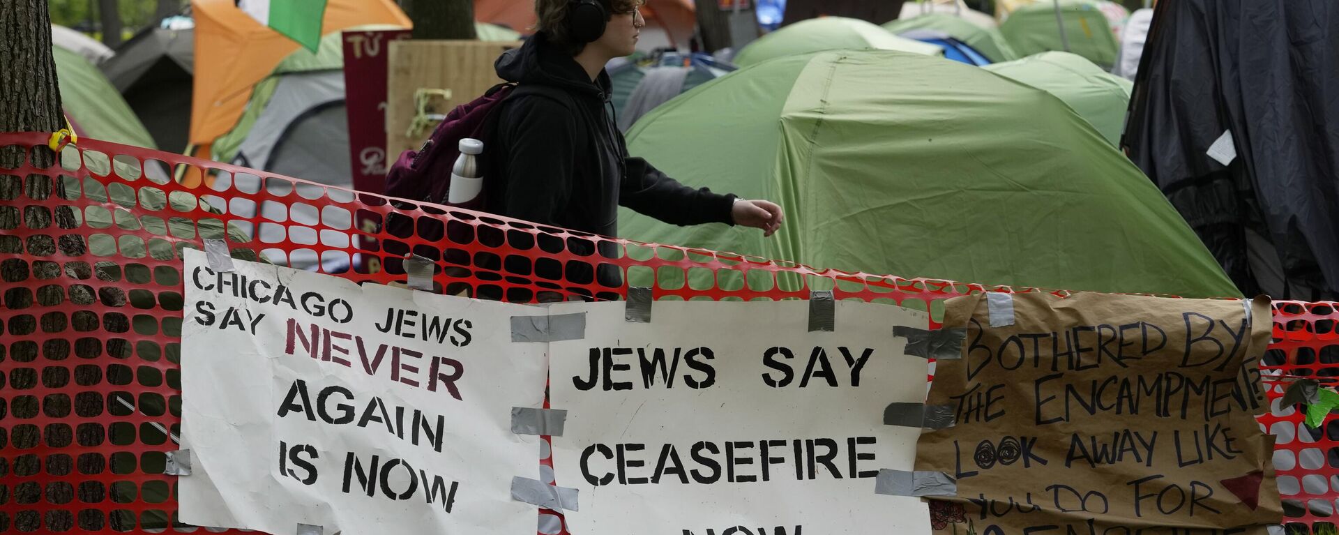 Un estudiante camina a lo largo de un campamento pro-Palestina en la Universidad de Chicago  - Sputnik Mundo, 1920, 13.05.2024