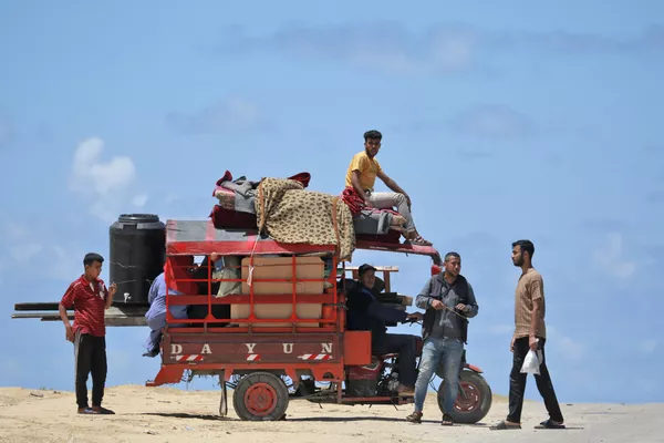 Palestinos salen con sus pertenencias de la ciudad de Rafah, en el sur de la Franja de Gaza, en medio de la operación del Ejército israelí en la zona. Palestinos salen con sus pertenencias de la ciudad de Rafah, en el sur de la Franja de Gaza, en medio de la operación del Ejército israelí en la zona. - Sputnik Mundo