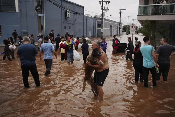 Personas evacuadas de un barrio inundado por las fuertes lluvias, en Canoas, estado de Rio Grande do Sul, Brasil. Personas evacuadas de un barrio inundado por las fuertes lluvias, en Canoas, estado de Rio Grande do Sul, Brasil. - Sputnik Mundo