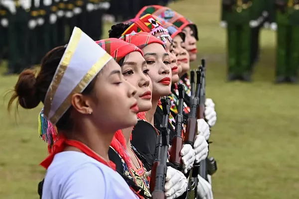 Mujeres vietnamitas vestidas con trajes tradicionales y portando armas de asalto desfilan durante las celebraciones oficiales del 70.º aniversario de la Victoria de Dien Bien Phu sobre las fuerzas coloniales francesas en 1954. Mujeres vietnamitas vestidas con trajes tradicionales y portando armas de asalto desfilan durante las celebraciones oficiales del 70.º aniversario de la Victoria de Dien Bien Phu sobre las fuerzas coloniales francesas en 1954. - Sputnik Mundo