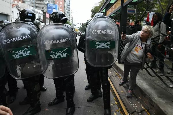 Un manifestante se enfrenta a las fuerzas de seguridad en el marco de las protestas contra las reformas del presidente argentino, Javier Milei, y los recortes en los sectores más vulnerables. Un manifestante se enfrenta a las fuerzas de seguridad en el marco de las protestas contra las reformas del presidente argentino, Javier Milei, y los recortes en los sectores más vulnerables. - Sputnik Mundo