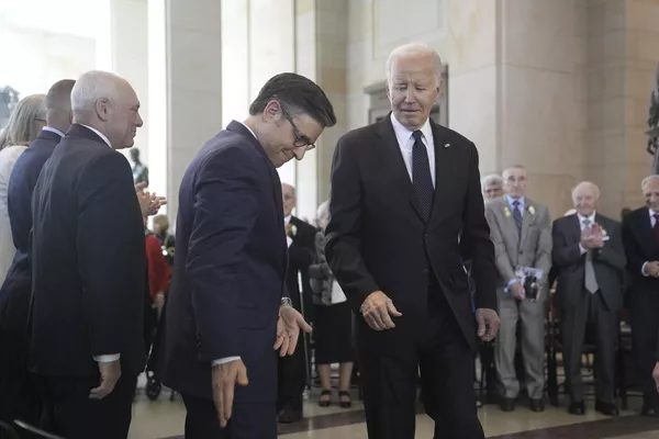 El presidente de la Cámara de Representantes de EEUU, Mike Johnson, y el presidente estadounidense, Joe Biden, tras intervenir en la ceremonia anual de conmemoración del Holocausto, en Washington. El presidente de la Cámara de Representantes de EEUU, Mike Johnson, y el presidente estadounidense, Joe Biden, tras intervenir en la ceremonia anual de conmemoración del Holocausto, en Washington. - Sputnik Mundo