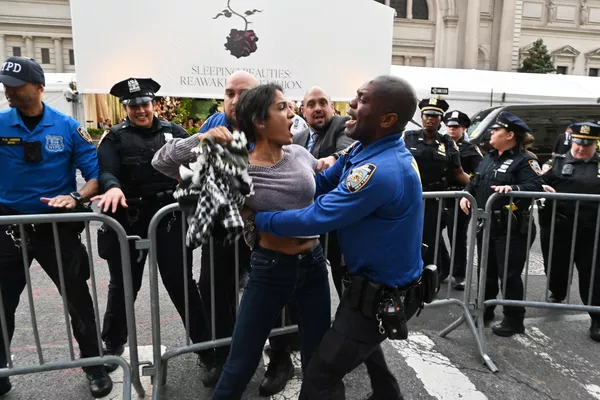 Agentes de la Policía se enfrentan a manifestantes propalestinos que interrumpen la entrada a la Met Gala 2024 en el Museo Metropolitano de Arte en Nueva York. Agentes de la Policía se enfrentan a manifestantes propalestinos que interrumpen la entrada a la Met Gala 2024 en el Museo Metropolitano de Arte en Nueva York. - Sputnik Mundo