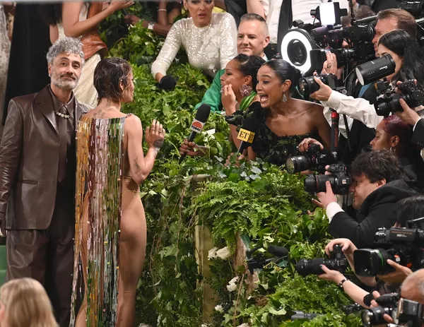 La cantante británica Rita Ora y el director y actor neozelandés Taika Waititi son entrevistados en la Gala del Met 2024 en el Museo Metropolitano de Arte en Nueva York. La cantante británica Rita Ora y el director y actor neozelandés Taika Waititi son entrevistados en la Gala del Met 2024 en el Museo Metropolitano de Arte en Nueva York. - Sputnik Mundo