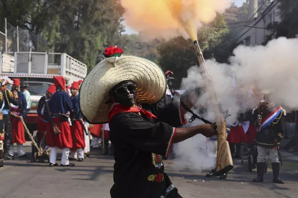 Participantes en una recreación de la Batalla de Puebla durante la celebración del Cinco de Mayo en Ciudad de México. El 5 de mayo de 1862, las fuerzas mexicanas leales a Benito Juárez derrotaron a las tropas francesas enviadas por Napoleón III en esta batalla. Participantes en una recreación de la Batalla de Puebla durante la celebración del Cinco de Mayo en Ciudad de México. El 5 de mayo de 1862, las fuerzas mexicanas leales a Benito Juárez derrotaron a las tropas francesas enviadas por Napoleón III en esta batalla. - Sputnik Mundo
