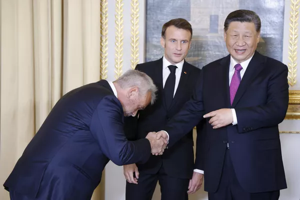 El director de cine francés Luc Besson estrecha la mano del presidente Xi Jinping durante la gira del mandatario chino por Europa. El director de cine francés Luc Besson estrecha la mano del presidente Xi Jinping durante la gira del mandatario chino por Europa. - Sputnik Mundo