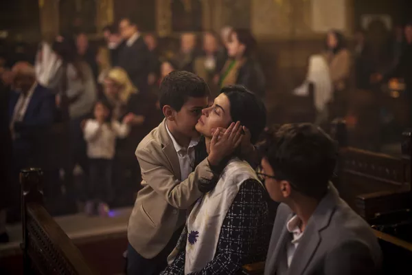 Un niño abraza a una mujer durante un oficio religioso ortodoxo de la Pascua en la Catedral Armenia de Bucarest, Rumania. Un niño abraza a una mujer durante un oficio religioso ortodoxo de la Pascua en la Catedral Armenia de Bucarest, Rumania. - Sputnik Mundo