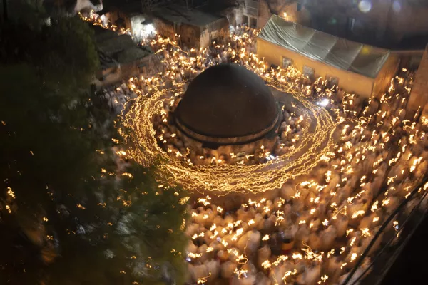 Peregrinos cristianos ortodoxos de Etiopía sostienen velas durante una ceremonia del Fuego Sagrado en la ciudad de Jerusalén, en la víspera de la Pascua ortodoxa. Peregrinos cristianos ortodoxos de Etiopía sostienen velas durante una ceremonia del Fuego Sagrado en la ciudad de Jerusalén, en la víspera de la Pascua ortodoxa. - Sputnik Mundo