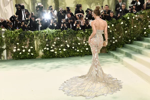 Jennifer Lopez asiste a la gala benéfica del Instituto del Traje del Museo Metropolitano de Arte con motivo de la inauguración de la exposición Sleeping Beauties: Reawakening Fashion en Nueva York. Jennifer Lopez asiste a la gala benéfica del Instituto del Traje del Museo Metropolitano de Arte con motivo de la inauguración de la exposición Sleeping Beauties: Reawakening Fashion en Nueva York. - Sputnik Mundo