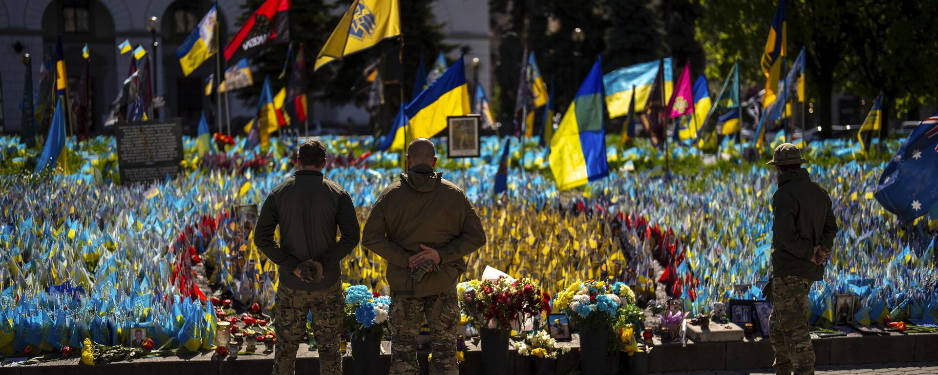 Militares ucranianos junto a banderas ucranianas y fotografías colocadas en memoria de los soldados muertos, en la plaza de la Independencia, en el centro de Kiev, el 20 de abril de 2024  - Sputnik Mundo, 1920, 10.07.2024