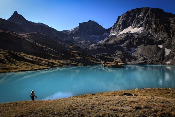 También hay muchos programas científicos en marcha en la zona protegida, como el seguimiento del cambio climático y el estudio del impacto humano en los procesos naturales.En la foto: Gran lago Imeretinskoye. - Sputnik Mundo