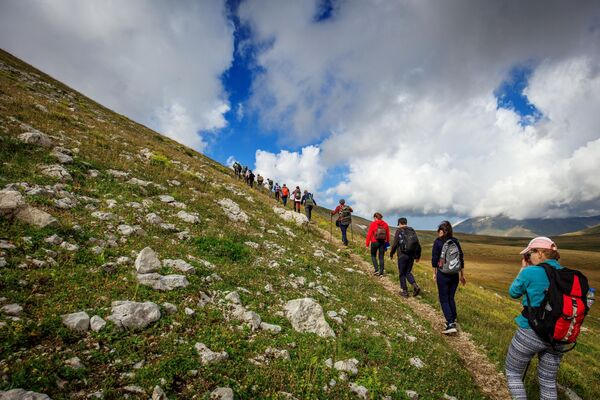 En la zona protegida se están creando instalaciones recreativas y de educación ambiental. En Krasnaya Polyana y en el cordón de Guzeripl hay un complejo de aviarios donde se mantienen animales salvajes que, por una razón u otra, han quedado fuera de su hábitat natural. - Sputnik Mundo