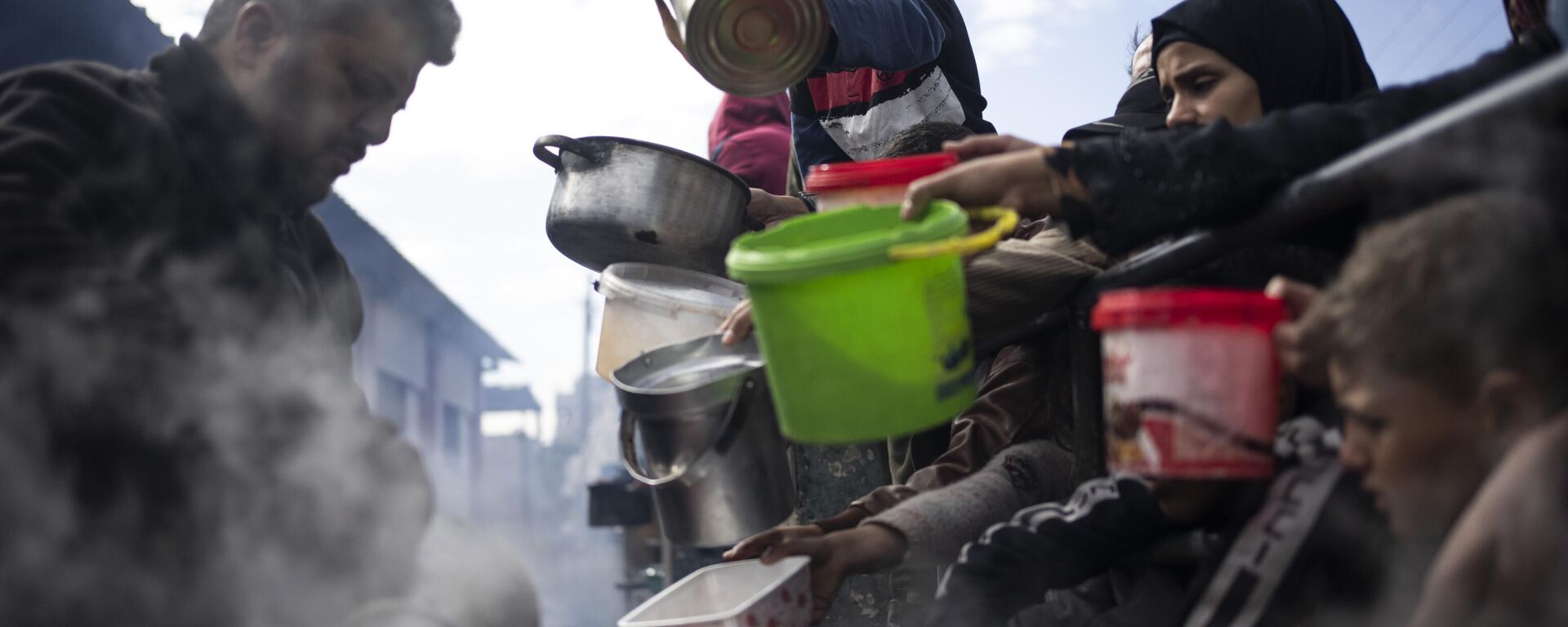 Palestinos hacen cola para recibir comida gratuita en Rafah, Franja de Gaza, el 16 de febrero de 2024  - Sputnik Mundo, 1920, 14.05.2024