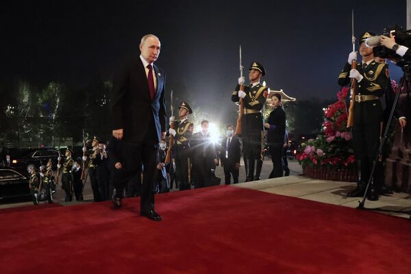 El presidente ruso en la ceremonia de encuentro con Xi Jinping y su esposa, Peng Liyuan, en Pekín, el 18 de octubre, 2023. - Sputnik Mundo