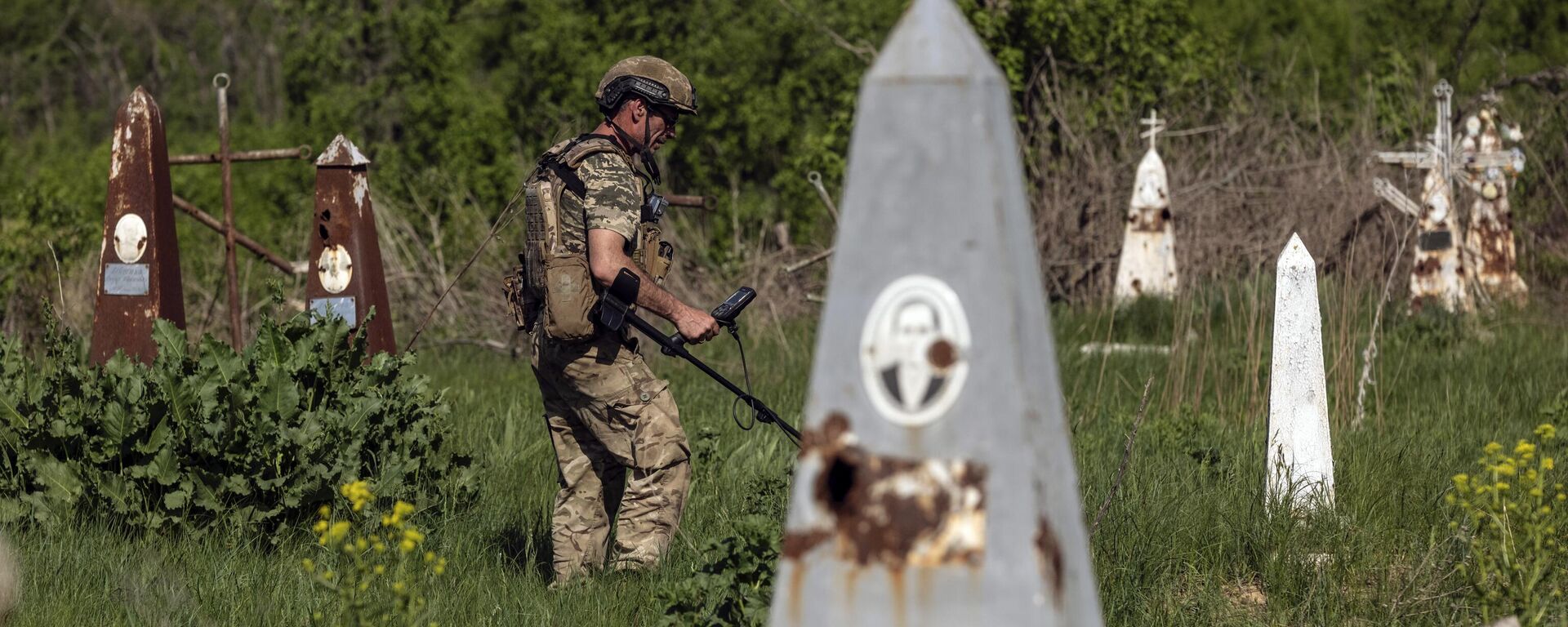 Un zapador ucraniano desmina un cementerio en Donetsk (archivo) - Sputnik Mundo, 1920, 15.05.2024