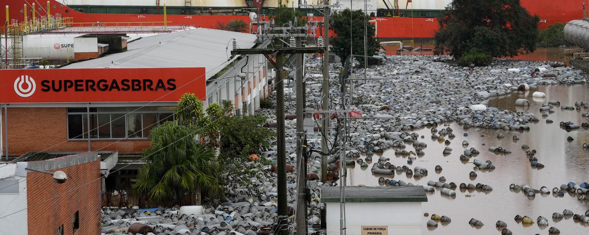 Cilindros de gas flotan en el agua tras inundación provocada por fuertes lluvias en Canoas, estado de Rio Grande del Sur, Brasil  - Sputnik Mundo, 1920, 16.05.2024