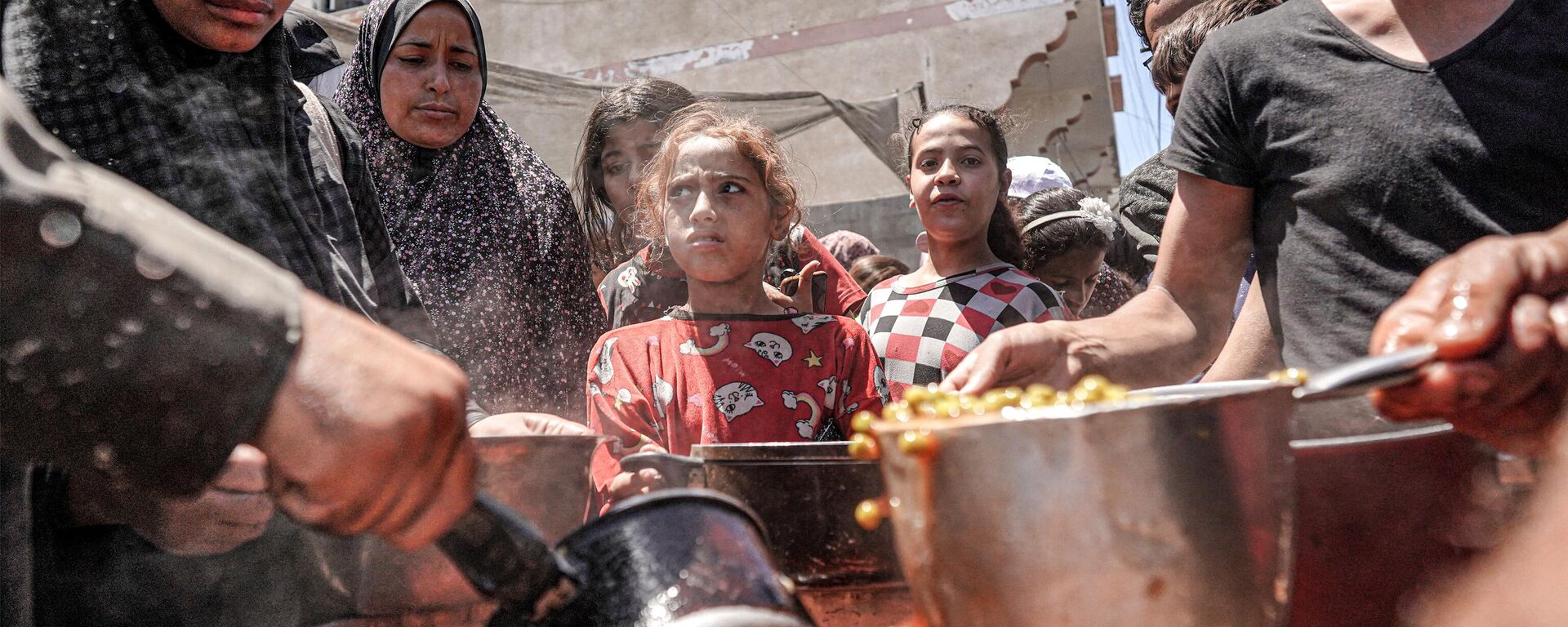 La gente se aglomera en un comedor público en la Franja de Gaza en medio del conflicto palestino-israelí - Sputnik Mundo, 1920, 16.05.2024