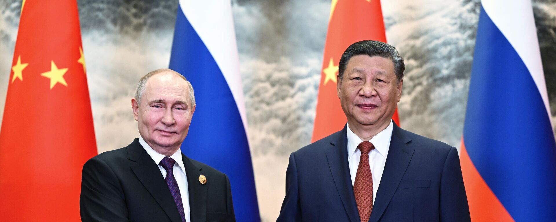 El presidente ruso, Vladímir Putin, y su homólogo chino, Xi Jinping - Sputnik Mundo, 1920, 17.05.2024