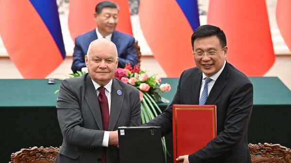 El director general del grupo mediático 'Rossiya Segodnya' (casa matriz de Sputnik), Dmitri Kiseliov, y su homólogo de la agencia de noticias china 'Xinhua', Fu Hua - Sputnik Mundo