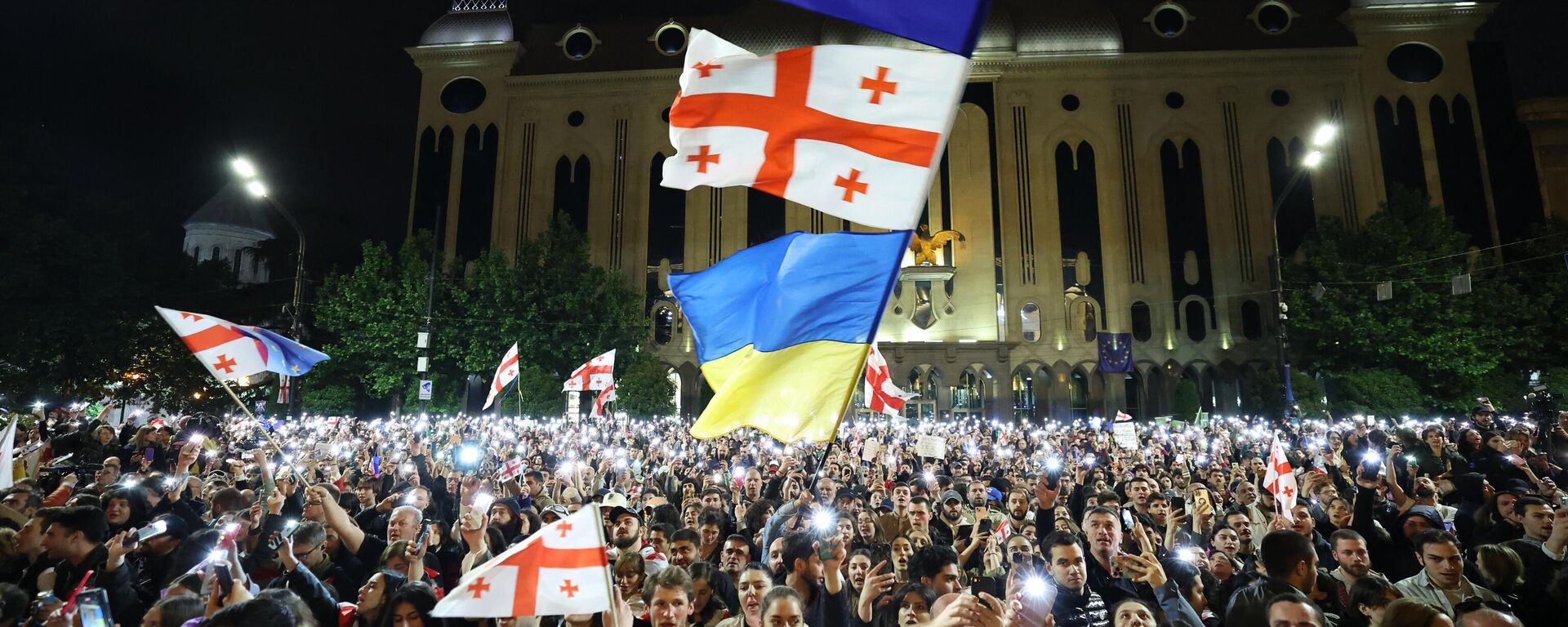 Manifestantes contra la ley de agentes extranjeros frente al parlamento en Tiflis el 15 de mayo de 2024.  - Sputnik Mundo, 1920, 17.05.2024