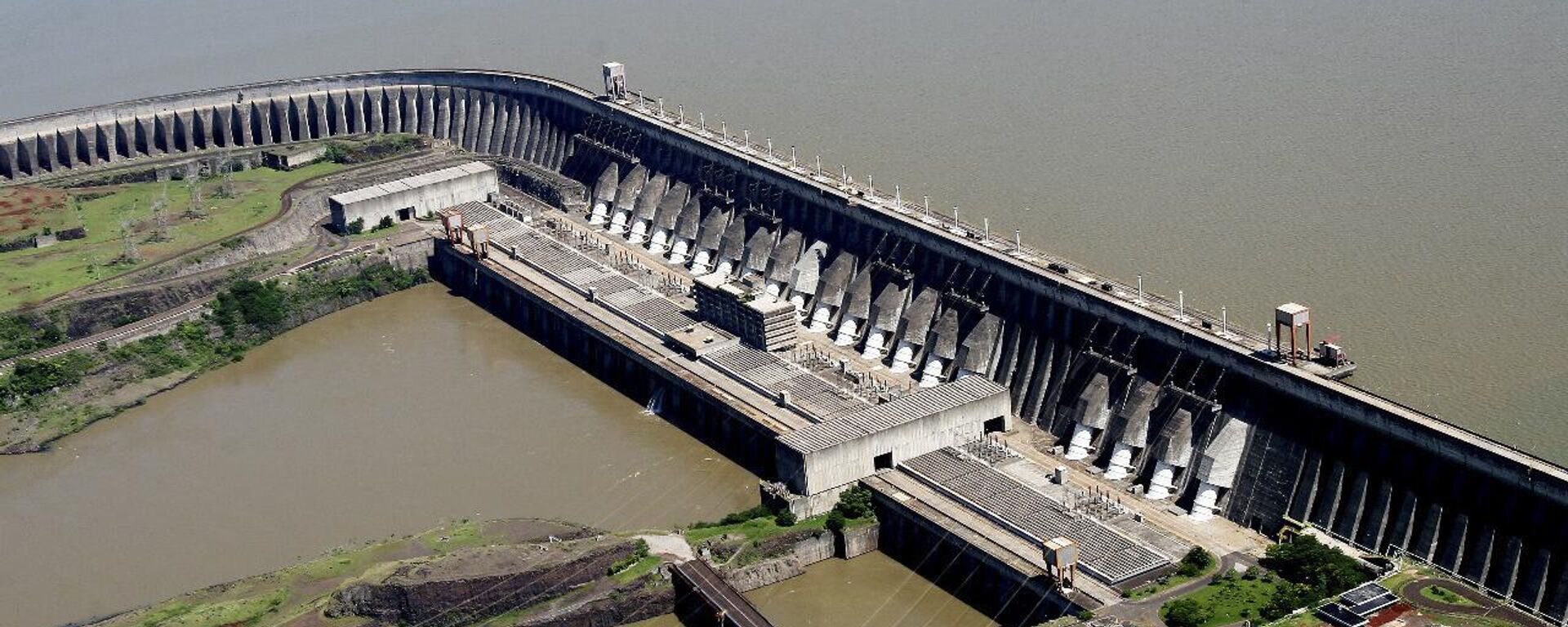 Vista aérea de la presa de Itaipú, en el río Paraná, entre Brasil y Paraguay, y de las 20 centrales que producen electricidad. Foz do Iguaçu, 26 de agosto de 2020 - Sputnik Mundo, 1920, 27.05.2025