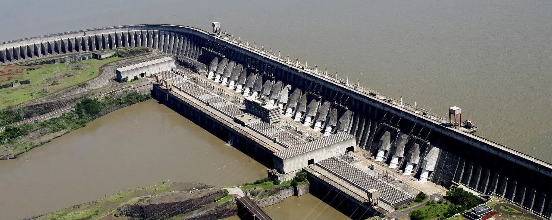 Vista aérea de la presa de Itaipú, en el río Paraná, entre Brasil y Paraguay, y de las 20 centrales que producen electricidad. Foz do Iguaçu, 26 de agosto de 2020 - Sputnik Mundo, 1920, 27.05.2025