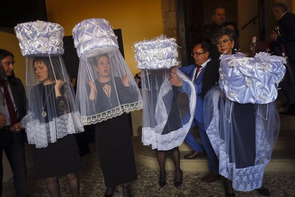 Participantes de la Procesión del Pan del Santo y del Peregrino —&#x27;las Doncellas&#x27;— portan cestas de pan en la cabeza durante la ceremonia en honor a Santo Domingo de La Calzada (1019-1109), en Santo Domingo de La Calzada,  España.Santo Domingo de La Calzada es conocido principalmente por ayudar a los pobres y a los peregrinos. - Sputnik Mundo