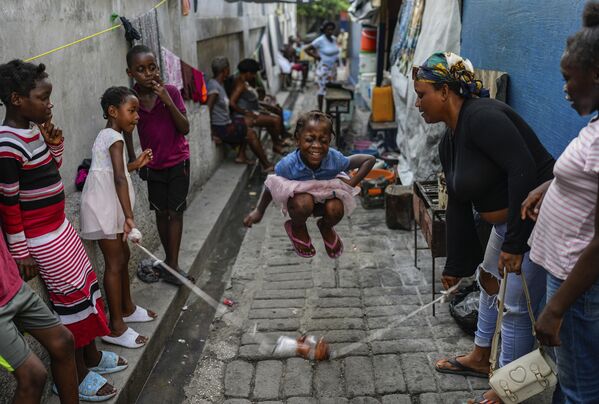 Una niña jugando con una cuerda de saltar en una escuela de Puerto Príncipe, Haití. - Sputnik Mundo