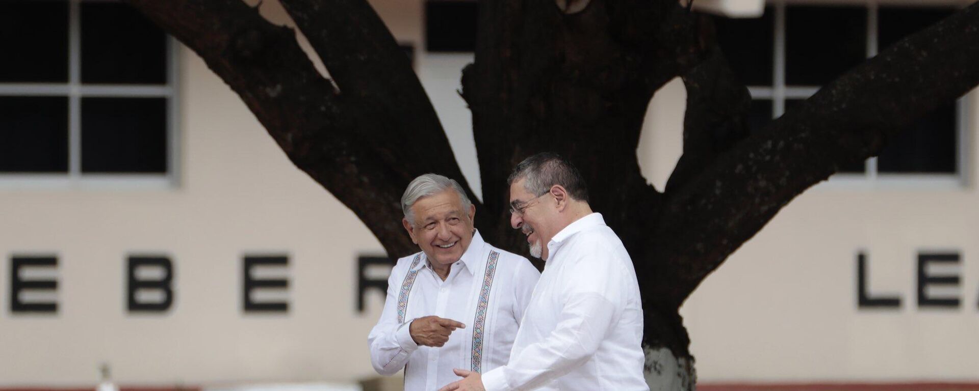 El presidente de México, Andrés Manuel López Obrador, y el mandatario de Guatemala, Bernardo Arévalo - Sputnik Mundo, 1920, 17.05.2024