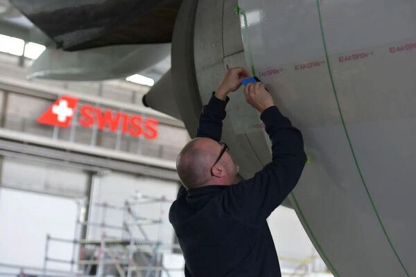 El proceso de instalación de la lámina AeroSHARK en un avión de línea aérea Swiss - Sputnik Mundo