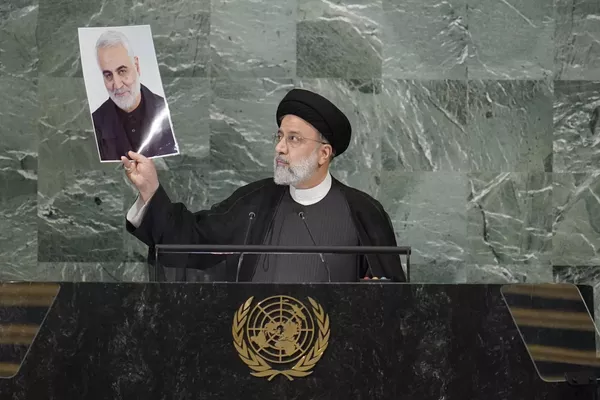 Raisi sostiene una foto del asesinado general iraní Qasem Soleimani mientras se dirige a la 77ª sesión de la Asamblea General de las Naciones Unidas, el 21 de septiembre de 2022. Raisi sostiene una foto del asesinado general iraní Qasem Soleimani mientras se dirige a la 77ª sesión de la Asamblea General de las Naciones Unidas, el 21 de septiembre de 2022. - Sputnik Mundo