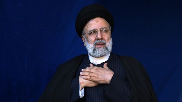 Ebrahim Raisi, presidente iraní, pone manos sobre el corazón como gesto de respeto a la multitud durante la ceremonia fúnebre de las víctimas de la explosión de una bomba en la ciudad de Kerman, a unos 820 km al sureste de Teherán, el 5 de enero de 2024. - Sputnik Mundo