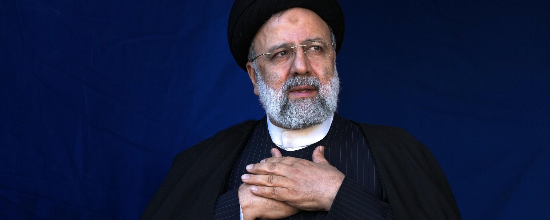 Ebrahim Raisi, presidente iraní, pone sus manos sobre el corazón como gesto de respeto a la multitud durante la ceremonia fúnebre de las víctimas de la explosión de una bomba en la ciudad de Kerman, a unos 820 km al sureste de Teherán, el 5 de enero de 2024. - Sputnik Mundo, 1920, 21.05.2024