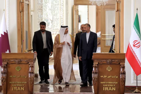 Abdolahián y el canciller de Catar, Mohamed bin Abdulrahman Thani, llegan a una rueda de prensa conjunta en la sede del Ministerio de Asuntos Exteriores en la capital, Teherán, el 7 de julio de 2022. Las conversaciones bilaterales tenían como principal objetivo reactivar el acuerdo nuclear iraní tras las conversaciones similares mantenidas entre Irán y EEUU. Abdolahián y el canciller de Catar, Mohamed bin Abdulrahman Thani, llegan a una rueda de prensa conjunta en la sede del Ministerio de Asuntos Exteriores en la capital, Teherán, el 7 de julio de 2022. Las conversaciones bilaterales tenían como principal objetivo reactivar el acuerdo nuclear iraní tras las conversaciones similares mantenidas entre Irán y EEUU. - Sputnik Mundo