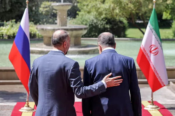 Abdolahián recibe a su homólogo ruso Serguéi Lavrov en la sede del Ministerio de Asuntos Exteriores en Teherán, el 23 de junio de 2022. Los diplomáticos dialogaron sobre la cooperación nuclear ruso-iraní, la resistencia a las sanciones occidentales, así como sobre asuntos globales y regionales relacionados con los lazos entre ambos países. Abdolahián recibe a su homólogo ruso Serguéi Lavrov en la sede del Ministerio de Asuntos Exteriores en Teherán, el 23 de junio de 2022. Los diplomáticos dialogaron sobre la cooperación nuclear ruso-iraní, la resistencia a las sanciones occidentales, así como sobre asuntos globales y regionales relacionados con los lazos entre ambos países. - Sputnik Mundo