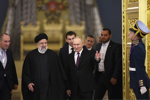 Raisi con su homólogo ruso, Vladímir Putin, antes del inicio de las conversaciones ruso-iraníes celebradas en Moscú el 7 de diciembre de 2023. La reunión se centró en la cooperación bilateral, haciendo especial hincapié en la ejecución de los proyectos ruso-iraníes en materia de comercio, economía, logística y energía. - Sputnik Mundo