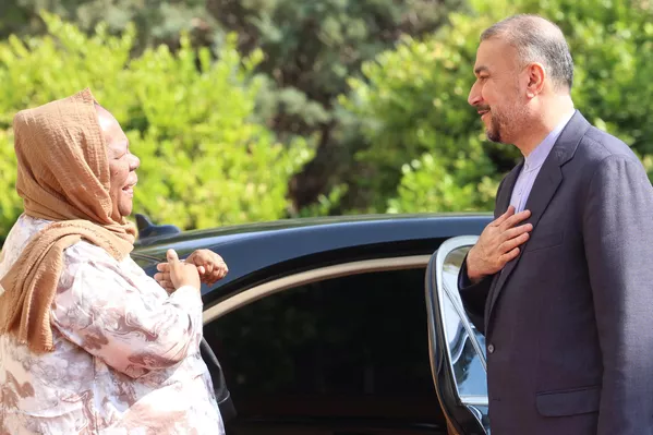 Abdolahián recibe a su homóloga de Sudáfrica, Naledi Pandor, antes de su reunión en Teherán, el 22 de octubre de 2023. Durante su visita oficial de dos días a Irán, los ministros de Asuntos Exteriores abordaron el proceso de paz en Oriente Medio durante el actual conflicto palestino-israelí, la adhesión al derecho internacional humanitario en el contexto de la crisis de Gaza, así como el establecimiento de un Estado palestino. Abdolahián recibe a su homóloga de Sudáfrica, Naledi Pandor, antes de su reunión en Teherán, el 22 de octubre de 2023. Durante su visita oficial de dos días a Irán, los ministros de Asuntos Exteriores abordaron el proceso de paz en Oriente Medio durante el actual conflicto palestino-israelí, la adhesión al derecho internacional humanitario en el contexto de la crisis de Gaza, así como el establecimiento de un Estado palestino. - Sputnik Mundo