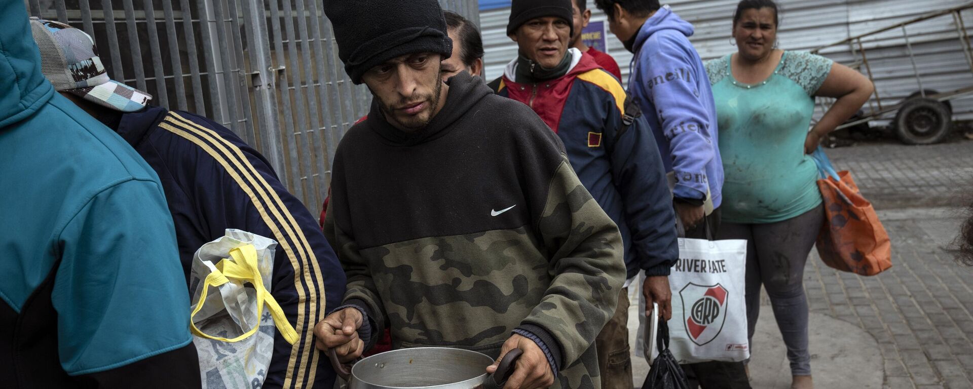 Argentinos en espera para recibir una comida gratis proporcionada por el comedor comunitario de la Casa Comunitaria del Fondo en el popular barrio de Padre Carlos Mugica en Buenos Aires, Argentina (archivo)  - Sputnik Mundo, 1920, 20.09.2024