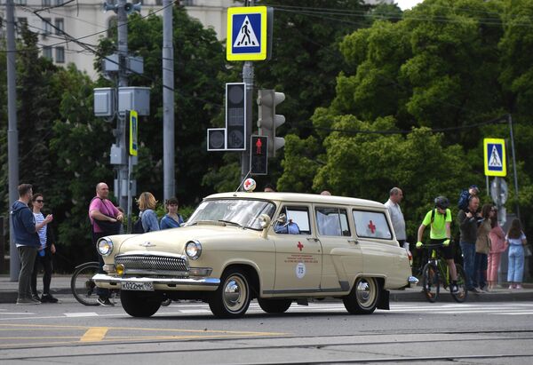 Un GAZ-22 en un desfile de vehículos retro en Moscú. - Sputnik Mundo