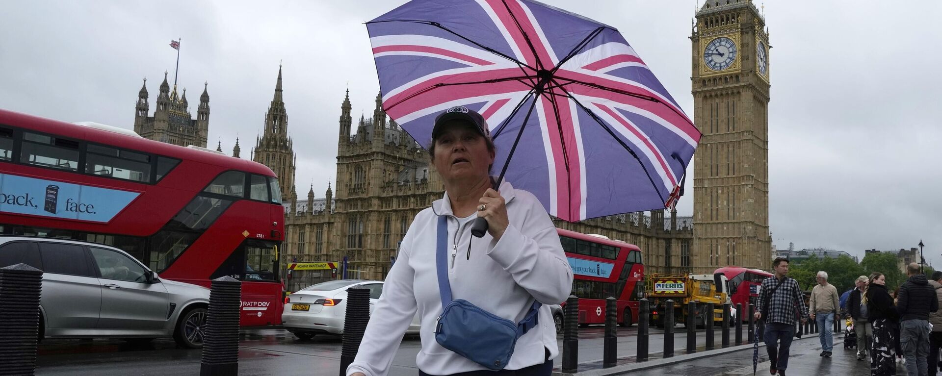 Una mujer camina frente al Parlamento, en Londres, el 22 de mayo de 2024 - Sputnik Mundo, 1920, 12.07.2024