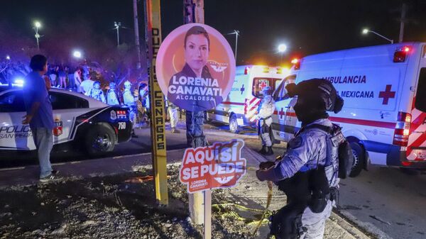 Las fuerzas de seguridad acordonan la zona después de que un escenario se derrumbara debido a una ráfaga de viento durante un evento al que asistió el candidato presidencial Jorge Álvarez Máynez en San Pedro Garza García, en las afueras de Monterrey, México, el 22 de mayo de 2024  - Sputnik Mundo