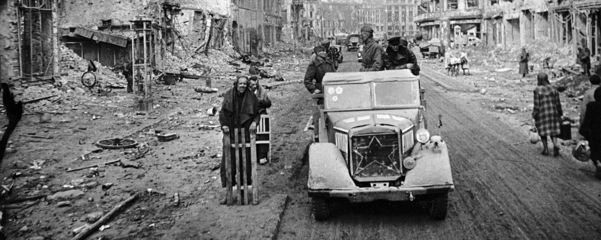  Soldados soviéticos en el Berlín liberado, 1945 (foto de archivo) - Sputnik Mundo, 1920, 23.05.2024