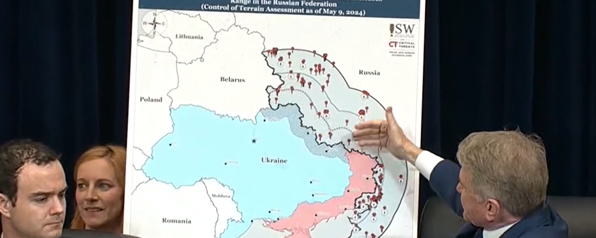 El jefe del Comité de Asuntos Exteriores de la Cámara de Representantes de EEUU, Michael McCaul, le muestra al secretario de Estado del país, Antony Blinken, un mapa del territorio ruso con una zona que pueden alcanzar los misiles Atacms suministrados por Washington, el 22 de mayo, 2024 - Sputnik Mundo, 1920, 23.05.2024