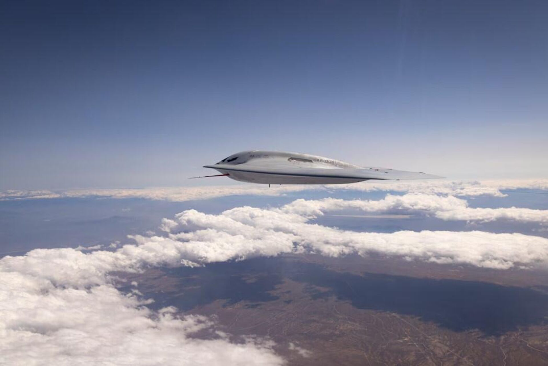 Un B-21 Raider realiza pruebas de vuelo sobre la Base Aérea de Edwards, California, EEUU, en mayo de 2024 - Sputnik Mundo, 1920, 25.05.2024