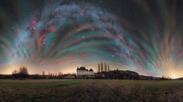 Imagen de 'Fuegos artificiales atmosféricos' del fotógrafo Julien Looten, incluida en la lista de las 25 mejores fotografías del concurso 2024 Milky Way Photographer of the Year - Sputnik Mundo