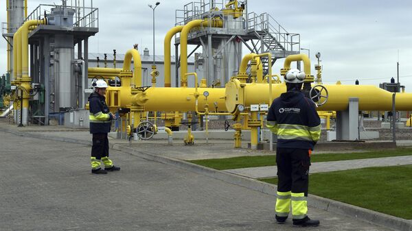 Trabajadores junto a los gasoductos durante la ceremonia de inauguración del Baltic Pipe en Budno, Polonia, el 27 de septiembre de 2022  - Sputnik Mundo