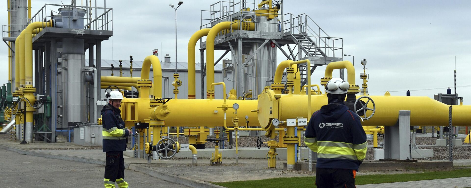 Trabajadores junto a los gasoductos durante la ceremonia de inauguración del Baltic Pipe en Budno, Polonia, el 27 de septiembre de 2022  - Sputnik Mundo, 1920, 03.03.2026