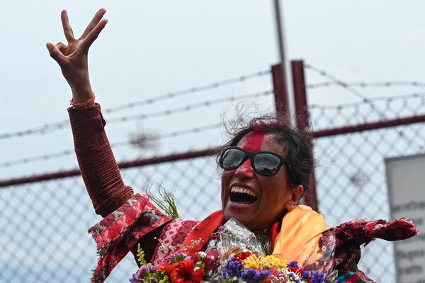 La alpinista y fotoperiodista nepalí Purnima Shrestha durante su llegada al aeropuerto internacional de Tribhuvan tras batir el récord de escalar el Everest tres veces en una temporada, Katmandú, 27 de mayo de 2024. - Sputnik Mundo