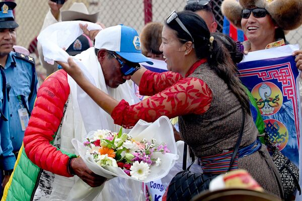 El alpinista nepalí Kami Rita Sherpa de 54 años conocido como el &#x27;Hombre del Everest&#x27; alcanzó el 22 de mayo la cima de la montaña más alta del mundo por 30.ª vez, un récord, tres décadas después de su primera cumbre. - Sputnik Mundo