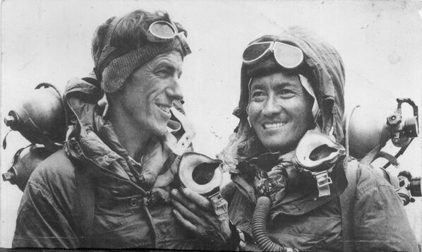 Tenzing Norgay y Edmund Hillary tras completar con éxito la primera ascensión al Everest, el 29 de mayo de 1953. - Sputnik Mundo